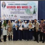 Poto bersama dengan beberapa siswa selepas acara lomba cerdas cermat di di Gedung Bale Paminton,