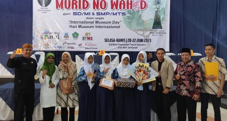 Poto bersama dengan beberapa siswa selepas acara lomba cerdas cermat di di Gedung Bale Paminton,