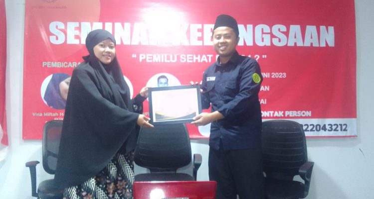 Ketua GMPK DPC Tasik memberikan saetipikat pada narasumber Ketua GMPK DPC Tasik memberikan saetipikat pada narasumber