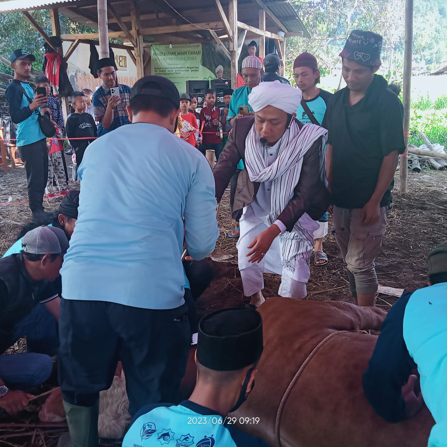 Abu Adien menyaksikan proses penyembelihan