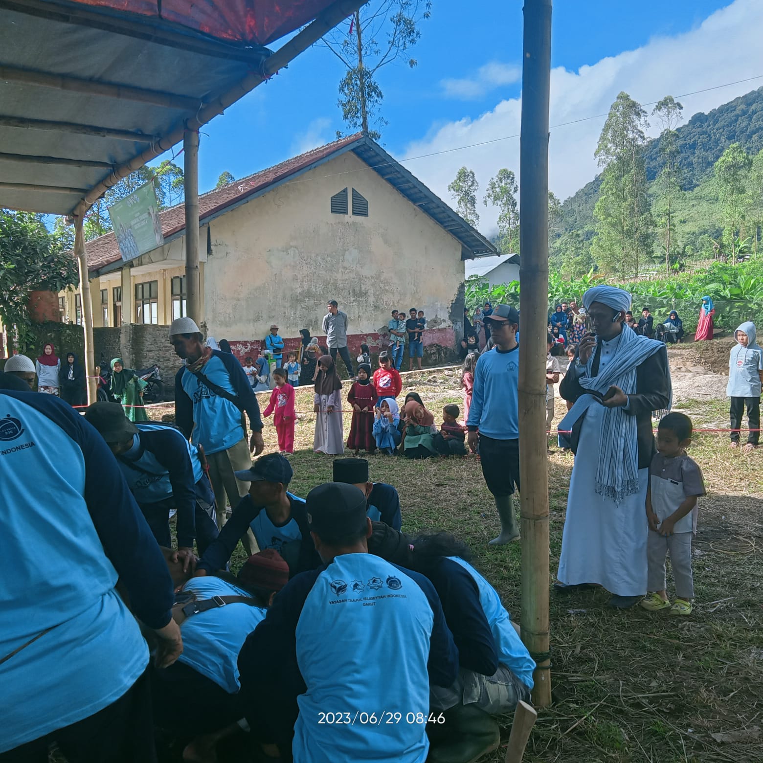 Abu Adien saat menemui tim penyembelih hewan Qurban