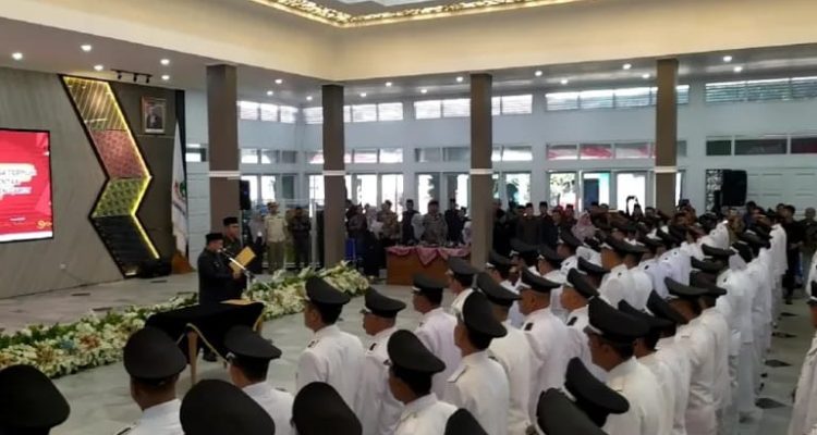 Pelantikan 82 Kepala Desa Se Kabupaten Garut Dan 1 Kepala Desa Penggantian Antar Waktu(PAW) Oleh Bupati Garut H.Rudy Gunawan