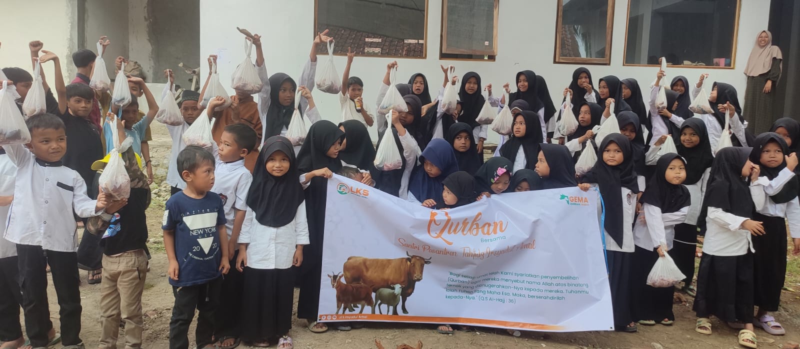 para santri penerima daging qurban