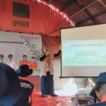 menyimak yang di sampaikan para pemateri