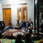 warga berkumpul saat pemilihan ketua RT