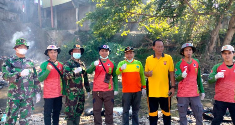 Sesi Poto bersama diacara Mitigasi pembersihan sampah Sesi Poto bersama diacara Mitigasi pembersihan sampah