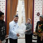 Poto Simbolis Penerimaan Ikan Koi Dari Pemkab Belitar Poto Simbolis Penerimaan Ikan Koi Dari Pemkab Belitar