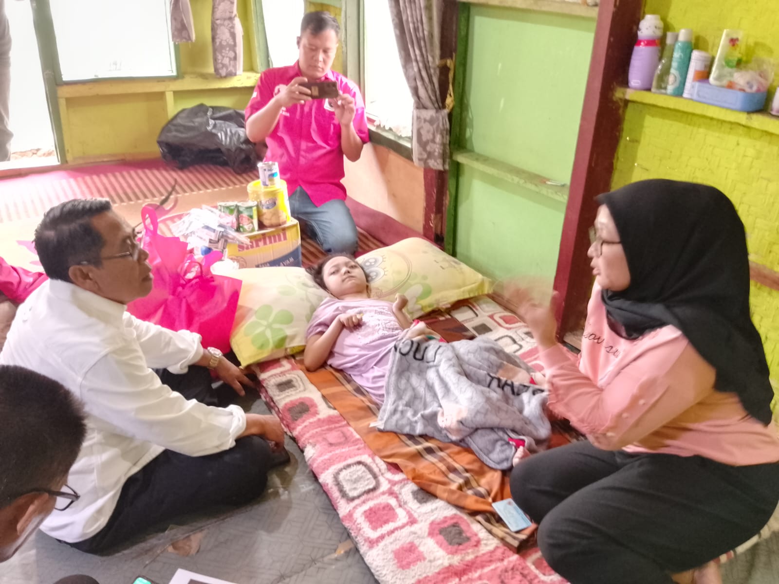 Memo Hermawan, Anggota DPRD Provinsi Jabar menjenguk Kheysa bocah 12 tahun yang mengalami kelumpuhan. Memo Hermawan juga didampingi Yudha Puja Turnawan dan Kabid Rehabsos Dinsos Garut Memo Hermawan, Anggota DPRD Provinsi Jabar menjenguk Kheysa bocah 12 tahun yang mengalami kelumpuhan. Memo Hermawan juga didampingi Yudha Puja Turnawan dan Kabid Rehabsos Dinsos Garut