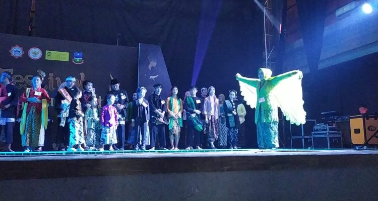 Biebie Bagja, salah satu peserta Fashion Show Pakaian Sunda dalam Festival Kabuyutan Garut mendapatkan penghargaan Terfavorit