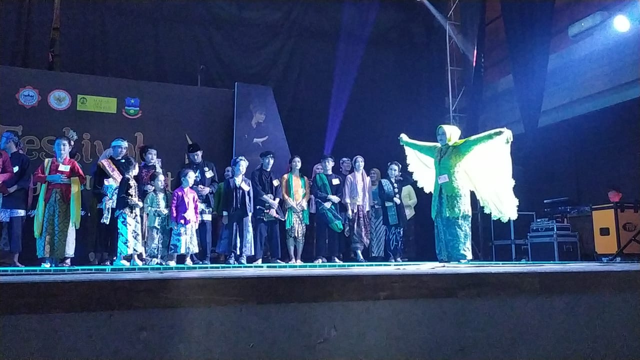 Biebie Bagja, salah satu peserta Fashion Show Pakaian Sunda dalam Festival Kabuyutan Garut mendapatkan penghargaan Terfavorit