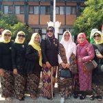 Biebie Bagja (dua dari kanan) foto bersama dengan tokoh wanita di Kabupaten Garut di lapangan Setda Garut Biebie Bagja (dua dari kanan) foto bersama dengan tokoh wanita di Kabupaten Garut di lapangan Setda Garut