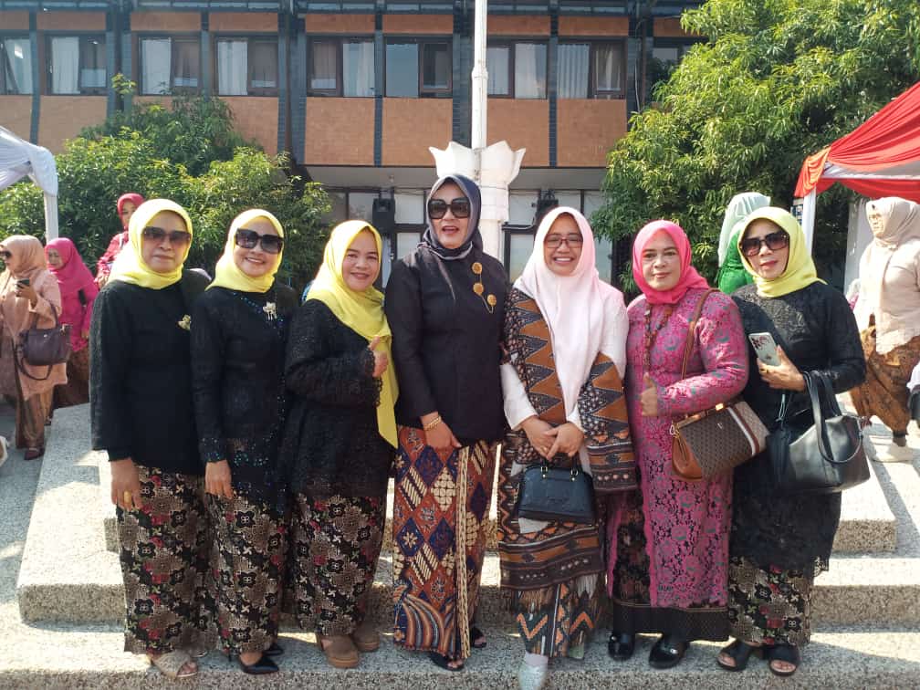 Biebie Bagja (dua dari kanan) foto bersama dengan tokoh wanita di Kabupaten Garut di lapangan Setda Garut