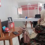 Pelanggan Telkomsel tengah menunggu di Grapari Garut untuk mendapatkan pelayanan dari petugas Pelanggan Telkomsel tengah menunggu di Grapari Garut untuk mendapatkan pelayanan dari petugas