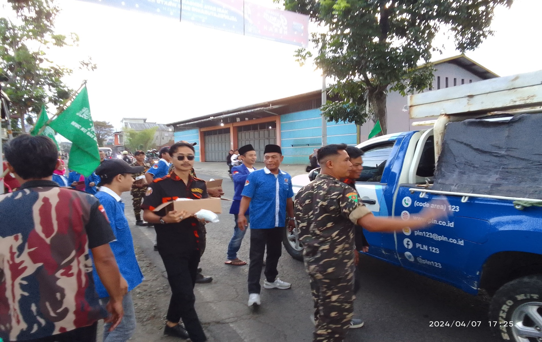 KNPI DPK Bayongbog, bersama PAC GP Ansor Bayongbong dan Sapma PP Kecamatan Bayongbong, berbagi takjil