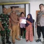 kepala desa talagasari sedang membagikan bantuan dana desa