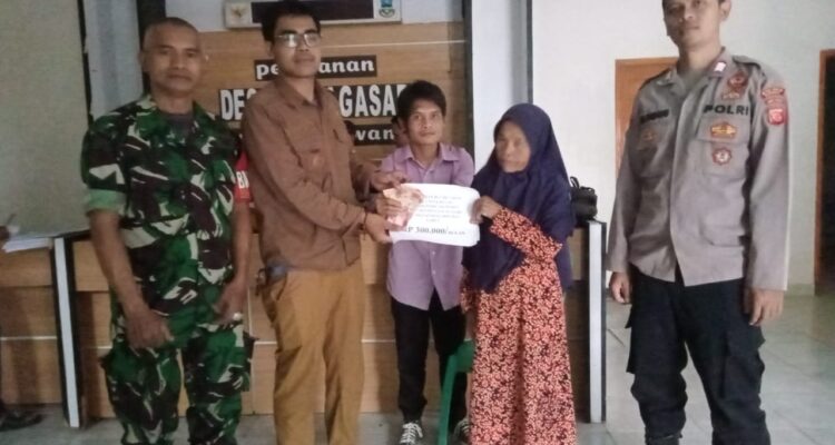 kepala desa talagasari sedang membagikan bantuan dana desa