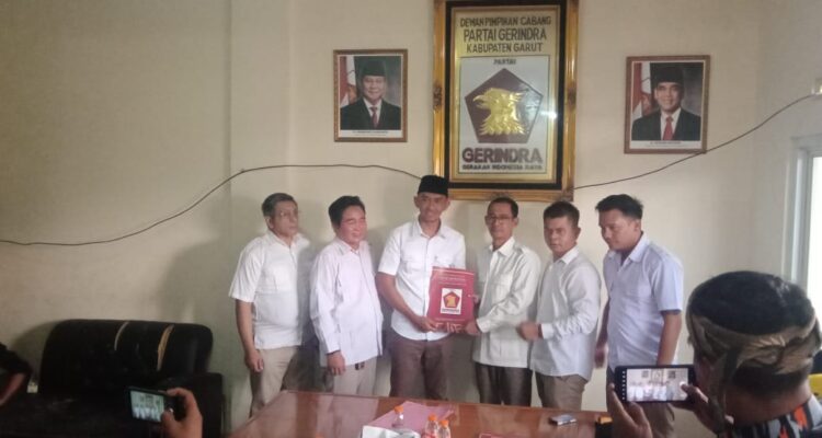 Yudi R Darajat menyerahkan formulir ke DPC Gerindra Garut. Yudi siap maju di Pilkada 2024