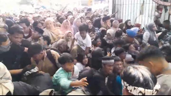 Korban berdesakan mengakibatkan sesak nafas