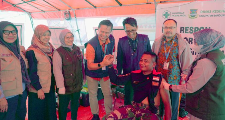 PT Bio Farma (Persero) menyalurkan bantuan kemanusiaan berupa vaksinasi tetanus dan bantuan logistik darurat bagi korban serta relawan bencana tanah longsor di Desa Pasirlangu, Kecamatan Cisarua, Kabupaten Bandung Barat