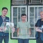 Petugas BRI tinjau perajin lampu Gentur di Cianjur Petugas BRI tinjau perajin lampu Gentur di Cianjur