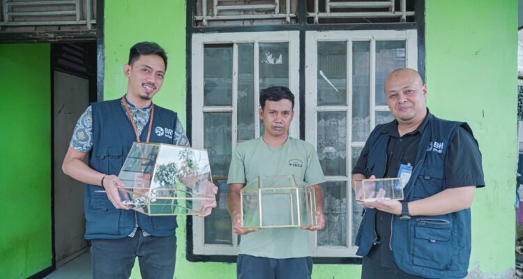 Petugas BRI tinjau perajin lampu Gentur di Cianjur Petugas BRI tinjau perajin lampu Gentur di Cianjur