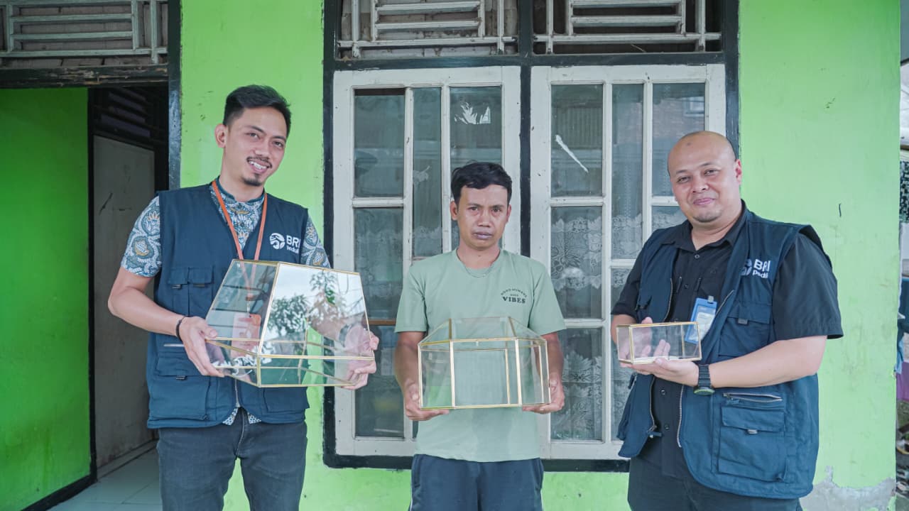 Petugas BRI tinjau perajin lampu Gentur di Cianjur