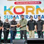 penulis buku dan Bobby Nasution menunjukkan buku yang diterbitkan CV Firaz Media penulis buku dan Bobby Nasution menunjukkan buku yang diterbitkan CV Firaz Media
