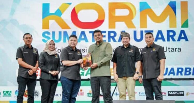 penulis buku dan Bobby Nasution menunjukkan buku yang diterbitkan CV Firaz Media penulis buku dan Bobby Nasution menunjukkan buku yang diterbitkan CV Firaz Media