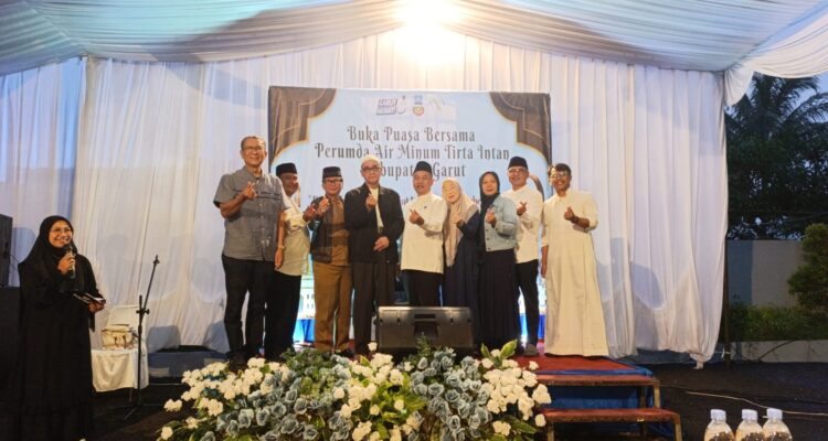 PDAM Tirta Intan Garut mengadakan buka bersama. PDAM Tirta Intan Garut mengadakan buka bersama.